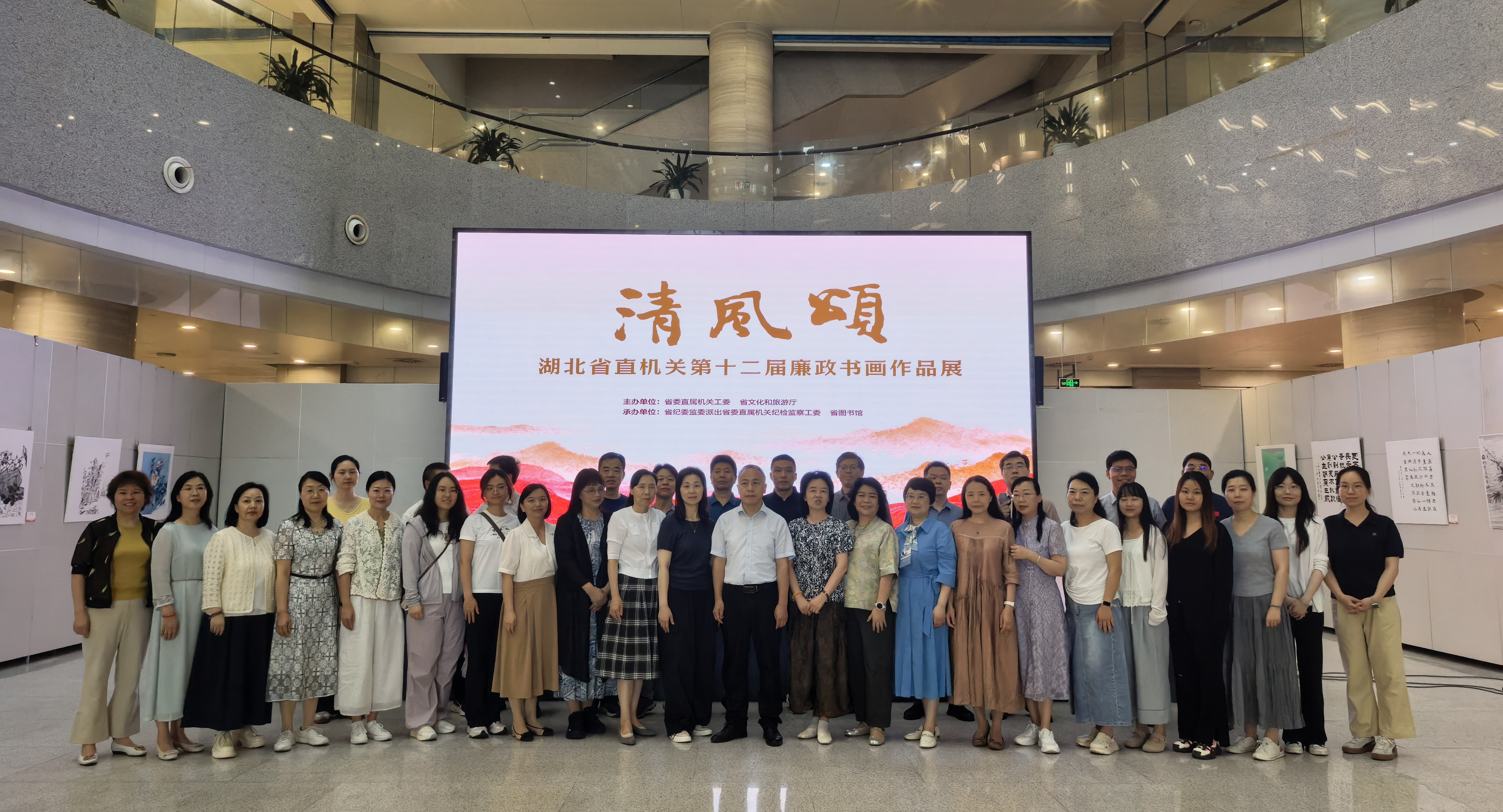 省教育科学研究院组织党员干部职工参观省直机关第十二届“清风颂”廉政书画作品展